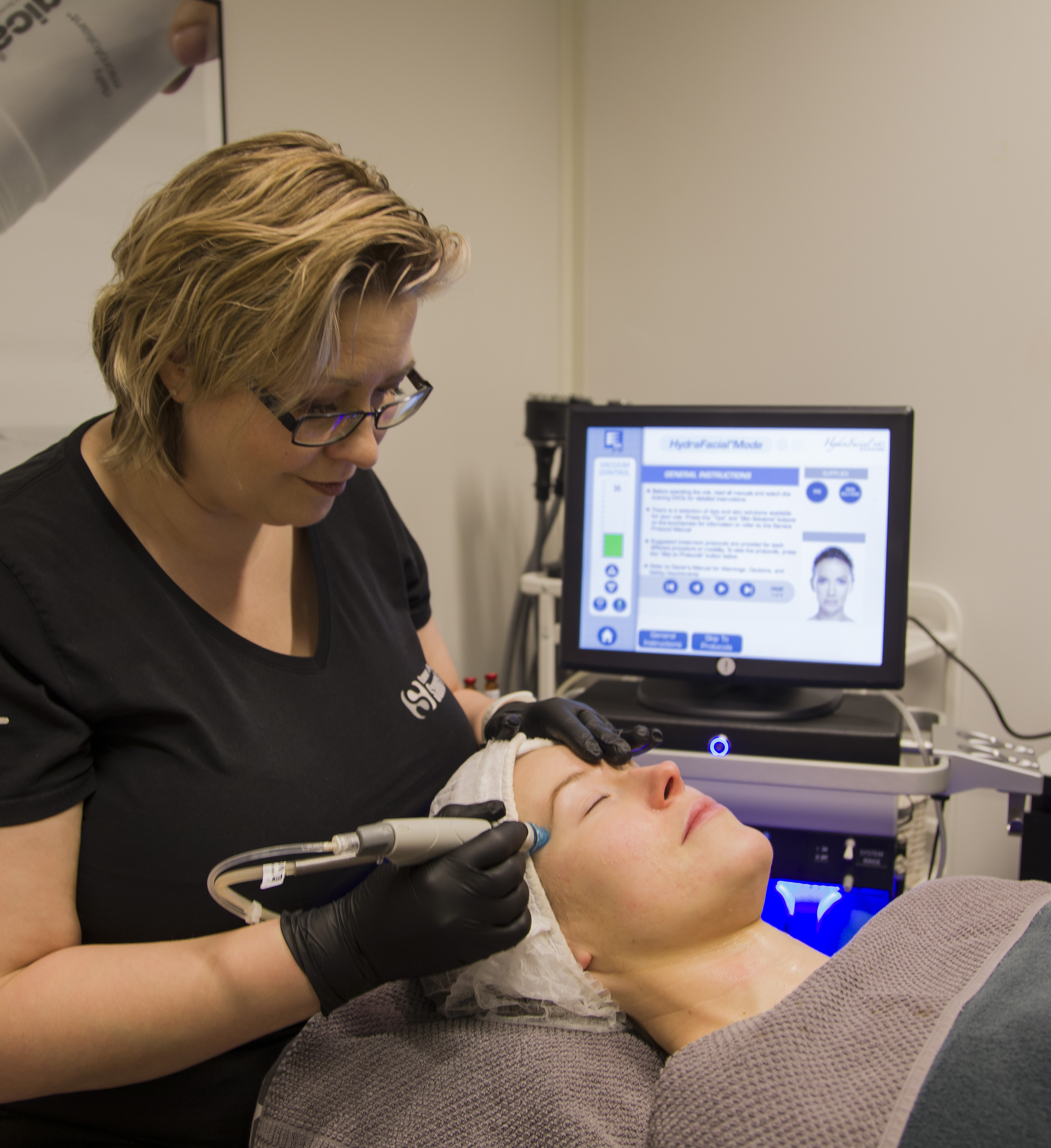 Kuva hydrafacial™ Clarifying kasvohoidosta Kauneus- & Komeushoitola Sanna's Stylessä