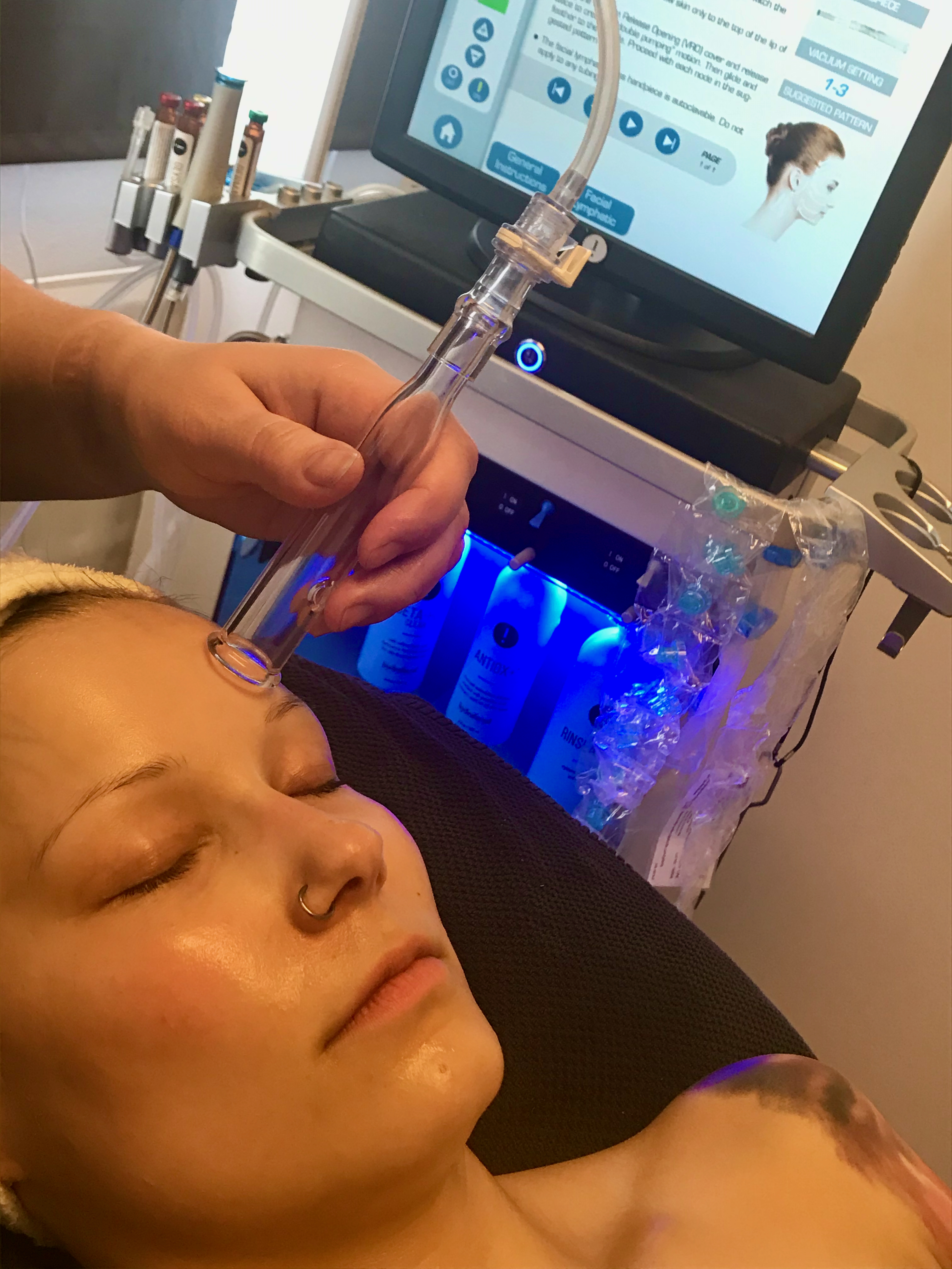 Kuva hydrafacial™ Platinum kasvohoidosta Kauneus- & Komeushoitola Sanna's Stylessä