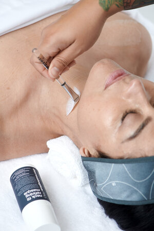 Kuva Pro Firm Neck + Skin kasvohoidosta Kauneus- & Komeushoitola Sanna's Stylessä